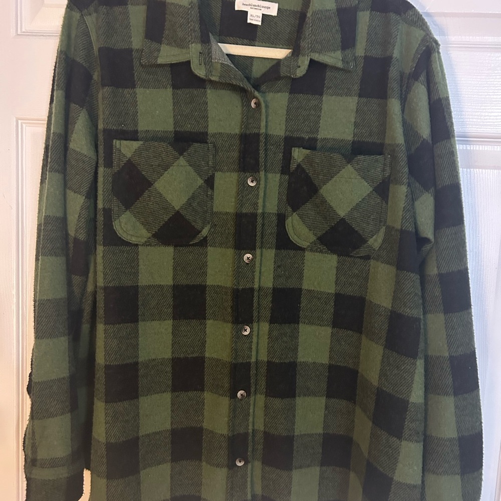 Women’s flannel button up. Green & black. EUC